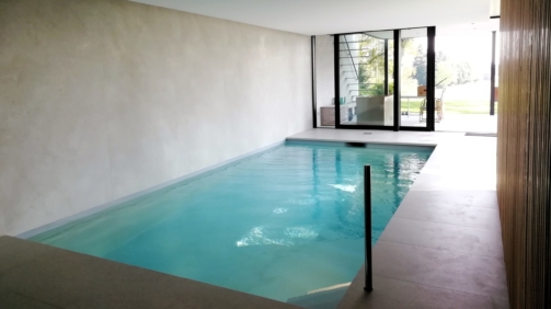 Piscine-interieur-bois-bardage-pierre-naturelle-sur-mesure