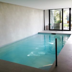 Piscine-interieur-bois-bardage-pierre-naturelle-sur-mesure