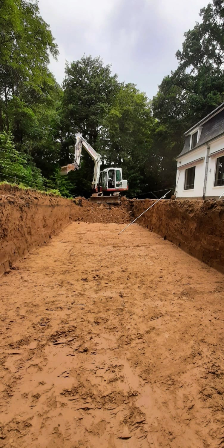 Terrassement-grue-evacuation-terres-chantier-Makeuchi