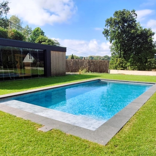 espace-detente-piscine-avec-bain-de-soleil.