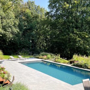 jardin-avec-vue-paysagere-et-fleurs-escalier-corten-transat-bain-de-soleil