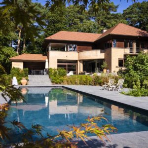 piscine-de-luxe-dans-jardin-spectaculaire